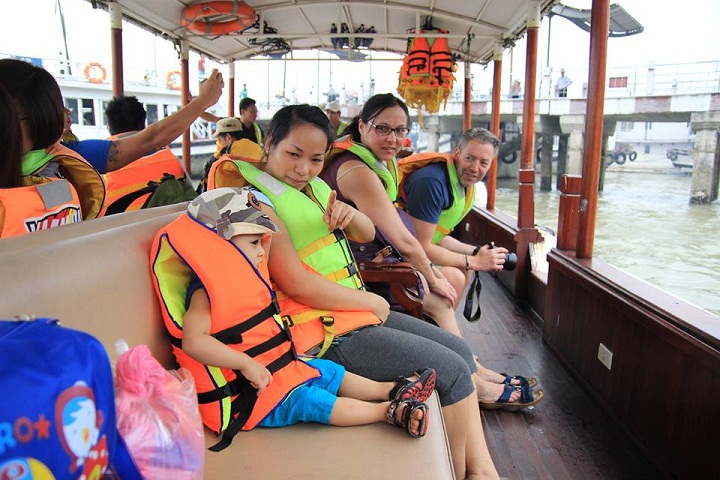 life vests for children on halong bay cruises