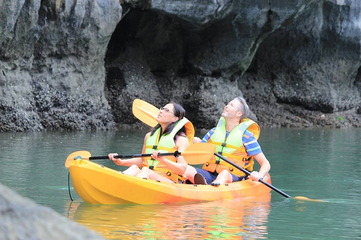 visit luon grotto on halong cruise tour